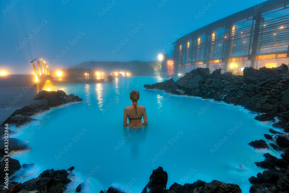 Alt-Text zu Island mit Frau im Pool
